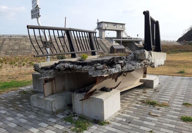 東日本大震災の津波で破壊された歩道橋の一部