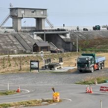 三陸鉄道の十府ヶ浦海岸駅から見た米田歩道橋（画像ほぼ中央）。