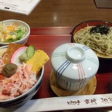 カニ丼とそばのセット