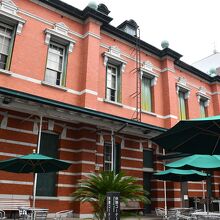 中庭から眺めた別館