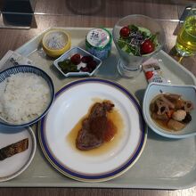 朝食はステーキがありますよー