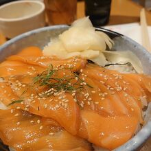 ランチの漬けサーモン丼