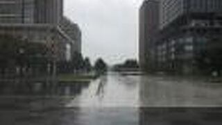 正面に赤レンガの東京駅の駅舎