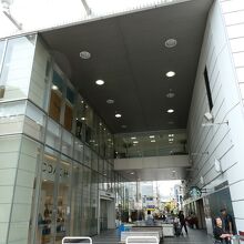 新館は連絡通路が有って四季道リへ抜けれます