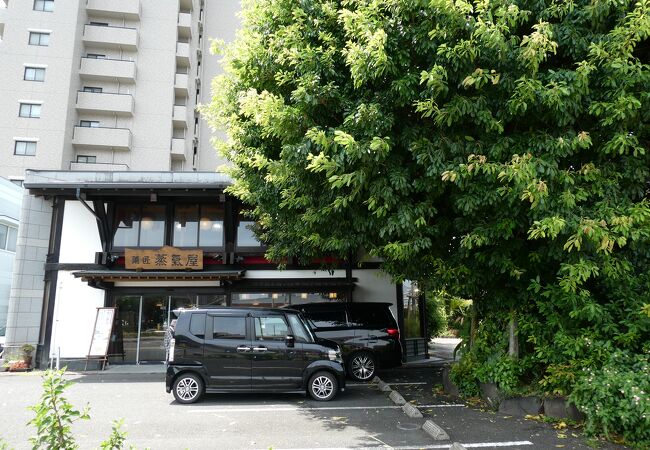 駅近に大きな駐車場完備の店舗が・・・