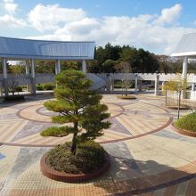 きびプラザの近未来的な中庭