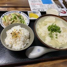 ゆし豆腐セット（付け合わせは肉炒め）