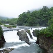 ダイナミックな水流が魅力の滝