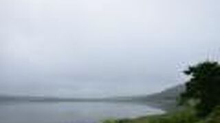 太平洋と湖に隔てられた砂州のドライブ