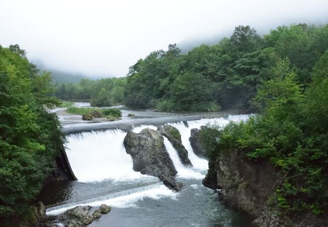 ダイナミックな水流が魅力の滝