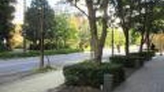 物々しい警備のなだらかな坂道です