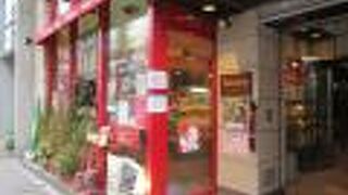 100種類ほどのパンが並んでいます