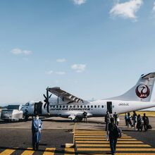 飛行機とターミナル間は徒歩移動