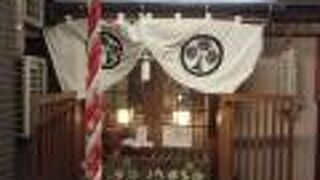 廊下の奥で商店街の繁栄を祈ります