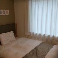 窓の外は隣のビル