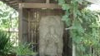 非常に珍しい石造の迦楼羅