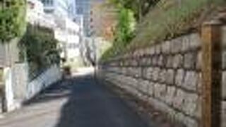 一方通行の狭くて急な坂です