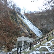 雪と滝の素晴しさ