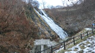 １２月のオシンコシンの滝は美しい