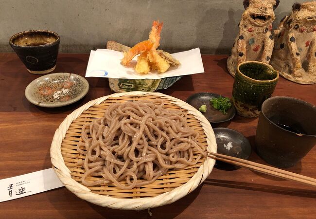 一見お蕎麦に見える自家製うどんのお店 ♪