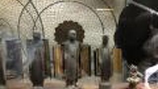 拝観料を払って堂内を案内していただきました