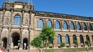 ツヴィンガー宮殿の中にあり、ヤン・ブリューゲルの作品3点が展示されていました！