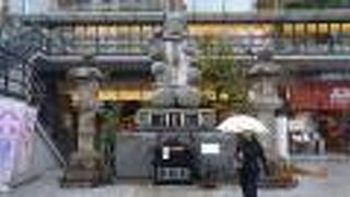 初詣の沢山の人出では、こんなに大きなだいこく様でも人に隠れて見えません。