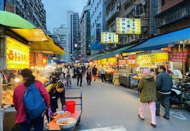 活気ある台北下町の夜市