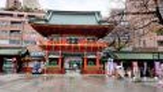 さすが神田明神の門という、艶やかで立派な堂々とした門です。