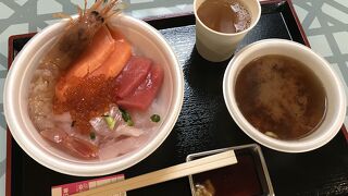 青森駅そばの魚菜センターでのっけ丼