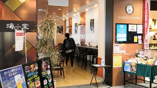 空港内のカフェ