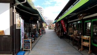 女鳥羽川に沿った歩行者天国なレトロ商店街