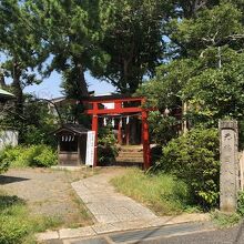 鳥居の先に小さな拝殿がある