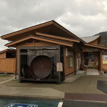 塩を煮詰めていく釜がディスプレーされています。