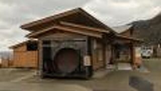 今に残る揚浜式塩田が体験できます。