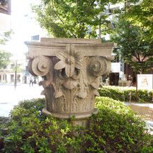 柱頭の百合の花みたいな花飾りが素敵！