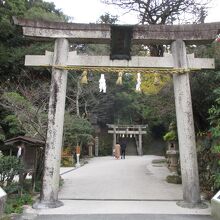 鳥居をくぐって左手に社務所が