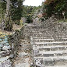 ひたすら石段を登ります