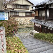 白雲橋の下に下ると遊歩道