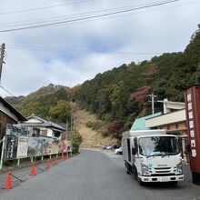 正面の八幡山山頂にロープウェイで向かいます