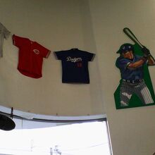 館内には野球ユニフォームなどが並ぶ楽しいディスプレイもあり