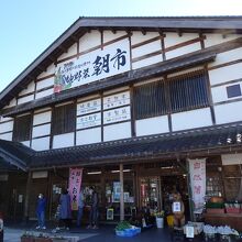 野菜販売所などがある建物