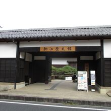 茶室やミュージアムショップもあり