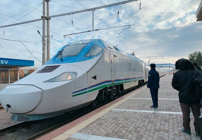 広くてキレイな駅。　トイレは地下にありました。