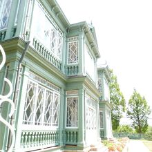 独特の菱格子デザインの窓が張り巡らされたテラス