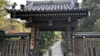 門の先は修行道場になっているので非公開