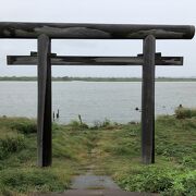 利根川に面して鳥居が立っています