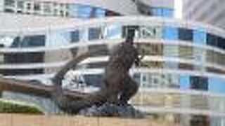 大きなゴジラ像