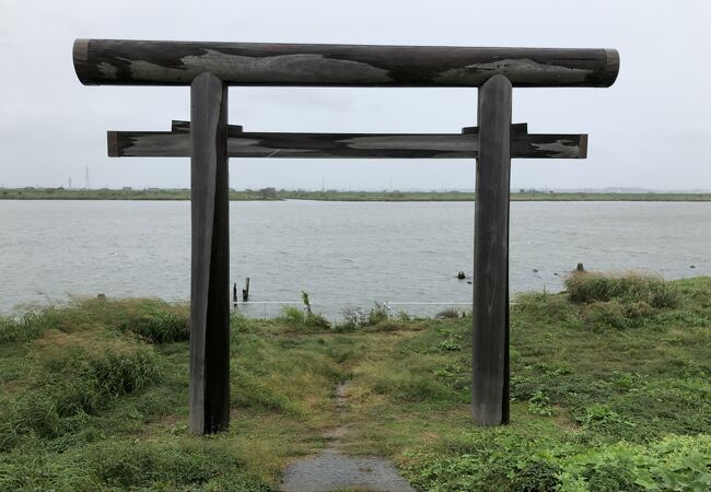 利根川に面して鳥居が立っています