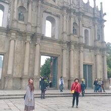 人気観光地でとても賑わっていました。